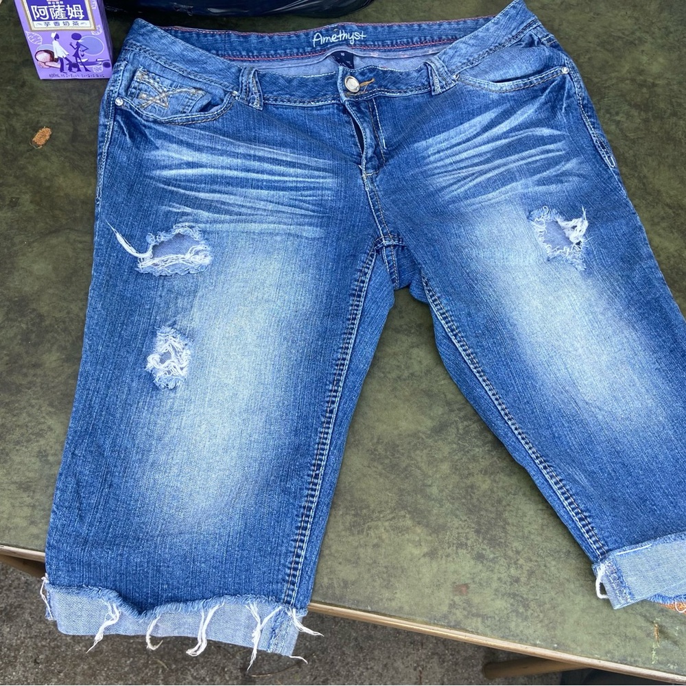 SIZE 16 CAPRIS